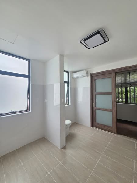 Cluster House for Rent in Forest City (Gelang Patah) - Jane Loh - Master Bathroom - PropertyGuru.com.my