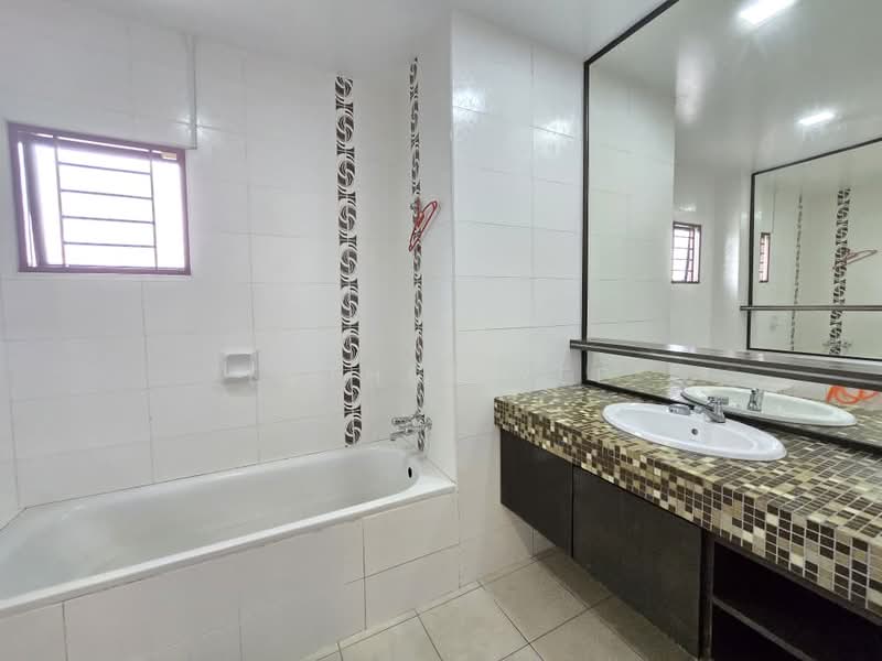 Semi-Detached House for Sale in Bukit Sungai Long (Bandar Sungai Long) - Esther Yee - Bathroom - PropertyGuru.com.my
