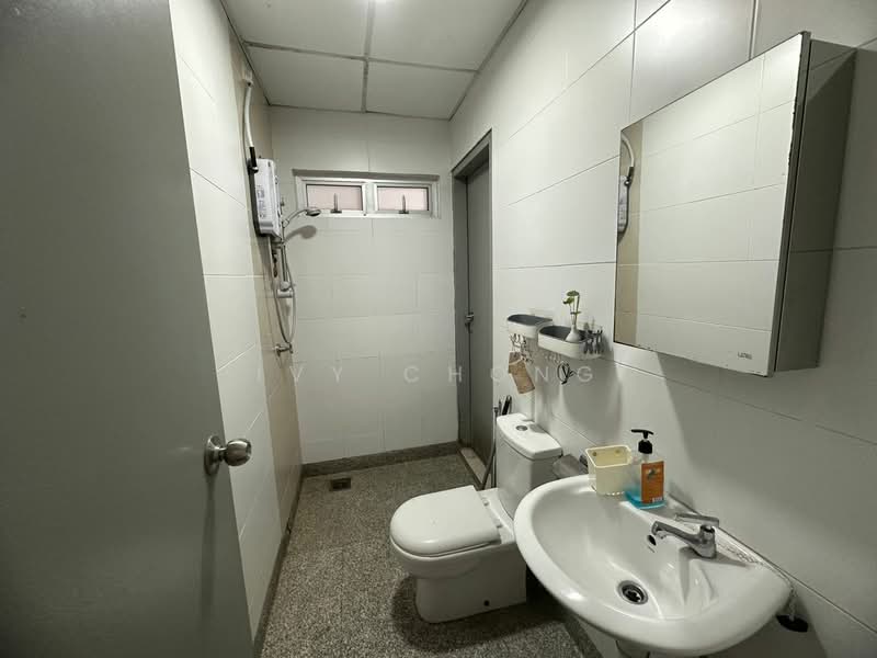 Kondominium untuk Dijual di The Wharf Residence - Ivy Chong - Bathroom - PropertyGuru.com.my