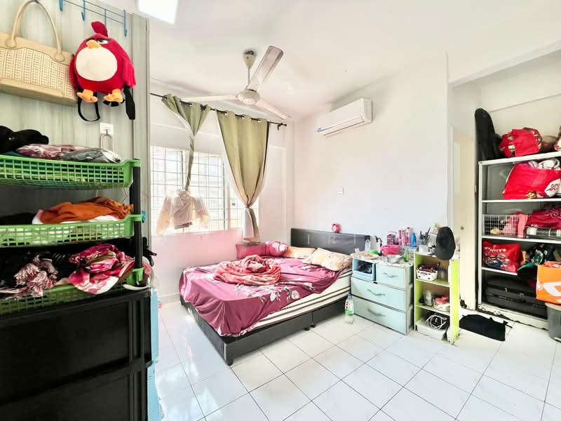 Pangsapuri untuk Dijual di Pangsapuri Mawar - M.J Zairin - Bedroom - PropertyGuru.com.my