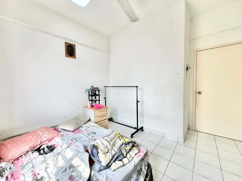 Pangsapuri untuk Dijual di Pangsapuri Mawar - M.J Zairin - Bedroom - PropertyGuru.com.my