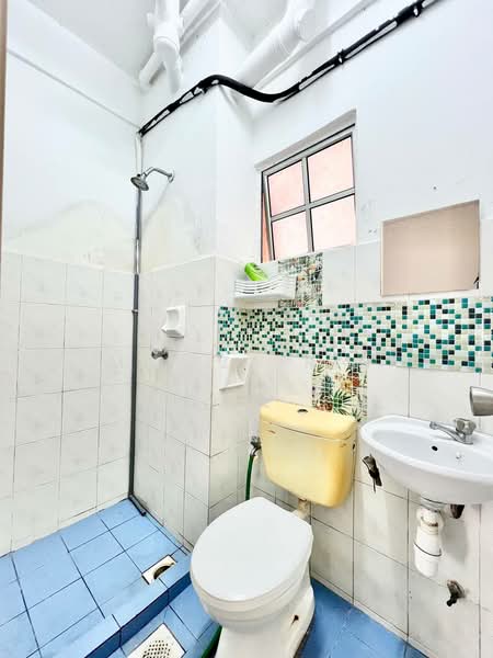 Pangsapuri untuk Dijual di Pangsapuri Mawar - M.J Zairin - Bathroom - PropertyGuru.com.my