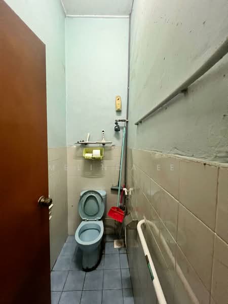 1-storey Terraced House for Sale in Taman Johor Jaya (Johor Bahru) - Melinda Ee - Bathroom - PropertyGuru.com.my
