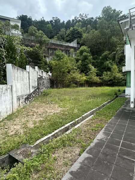 Semi-Detached House for Sale in Taiping (Perak) - Colny Chong - Side compound - PropertyGuru.com.my