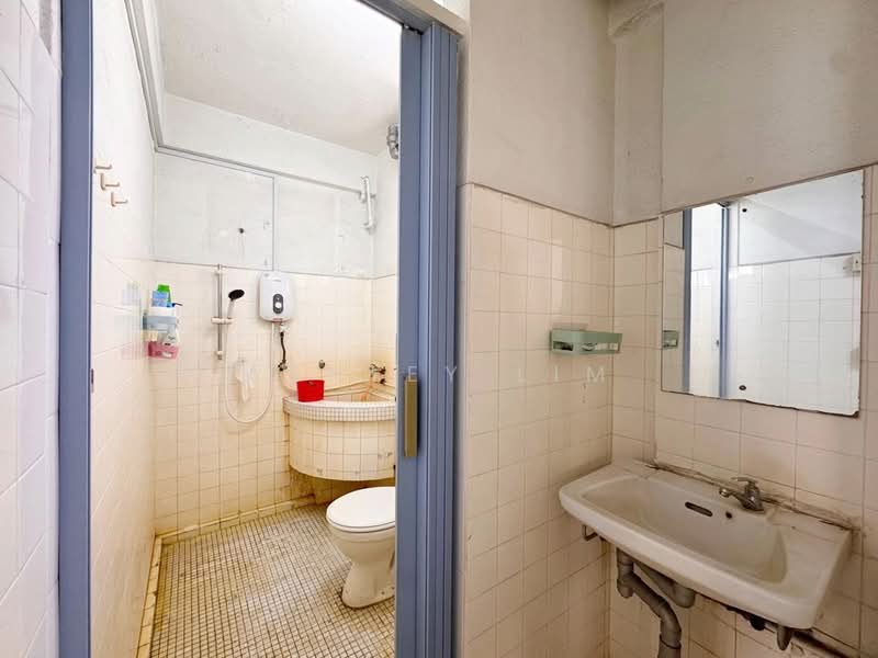 Condominium for Sale at Rifle Garden - Ashley Lim - Bathroom - PropertyGuru.com.my