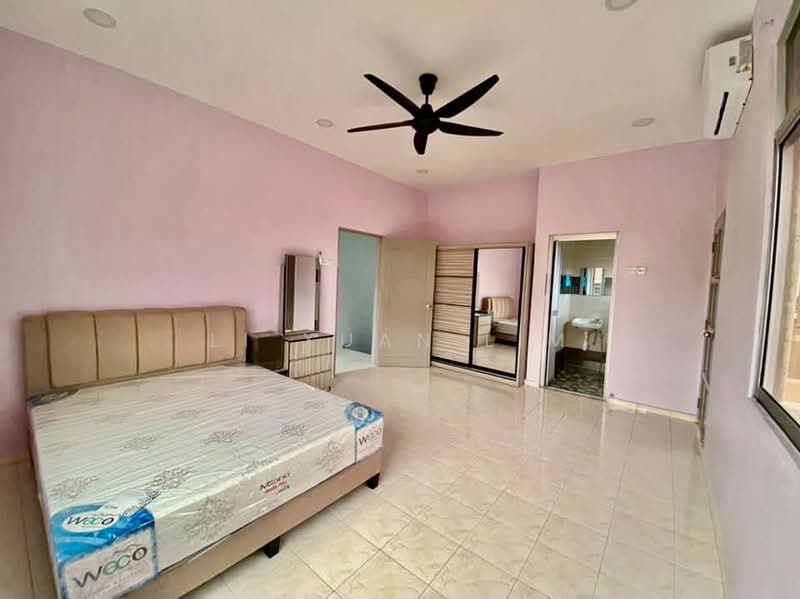 Townhouse for Rent in Taman Bukit Cheng (Cheng) - Li Xuan Lim - Bedroom - PropertyGuru.com.my