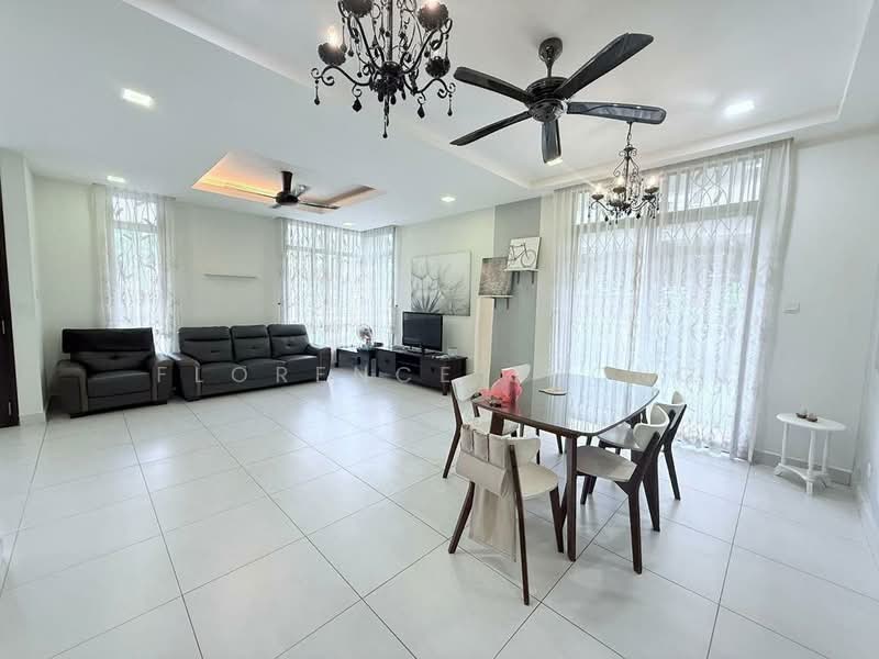 Rumah Kluster untuk Dijual di Taman Seri Austin (Tebrau) - Florence Thong - Living Room - PropertyGuru.com.my