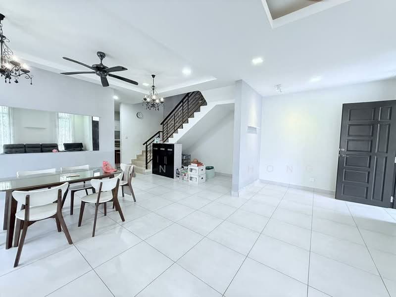 Rumah Kluster untuk Dijual di Taman Seri Austin (Tebrau) - Florence Thong - Living Room - PropertyGuru.com.my