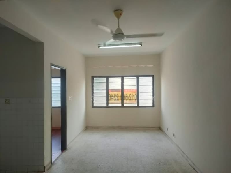 Rumah Flat untuk Dijual di Subang Perdana Goodyear Court 9 - Khong T.K - Living Area - PropertyGuru.com.my