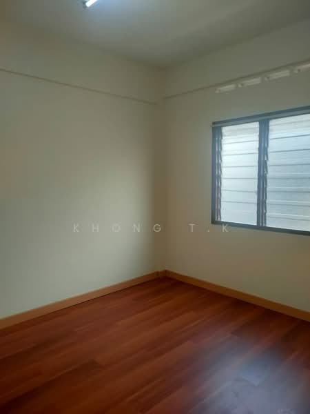 Rumah Flat untuk Dijual di Subang Perdana Goodyear Court 9 - Khong T.K - Master Bedroom - PropertyGuru.com.my