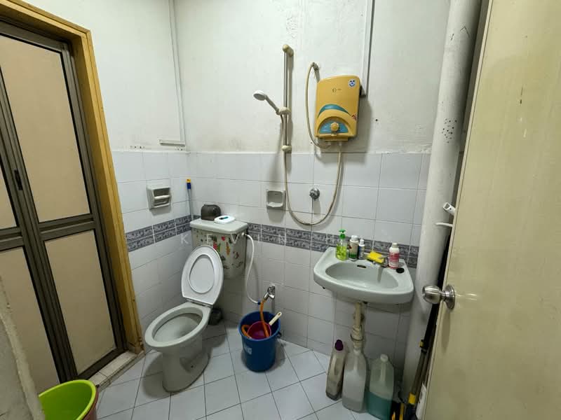 2-storey Terraced House for Sale in Taman Desa Cemerlang (Ulu Tiram) - Kevin Ho - Bathroom - PropertyGuru.com.my