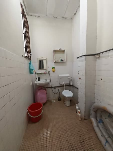 Rumah Teres 2 Tingkat untuk Dijual di Taman Perling (Perling) - Jeff Ang - Bathroom - PropertyGuru.com.my