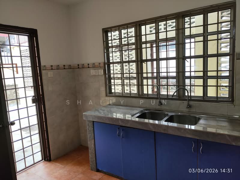 Rumah Berkembar untuk Disewa di Bandar Kinrara (Selangor) - Shally Pun - Kitchen - PropertyGuru.com.my