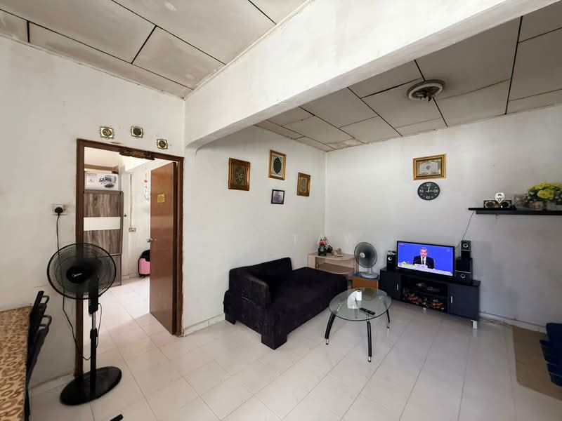 Rumah Flat untuk Dijual di Taman Daya - Jas Tay - Living Room - PropertyGuru.com.my