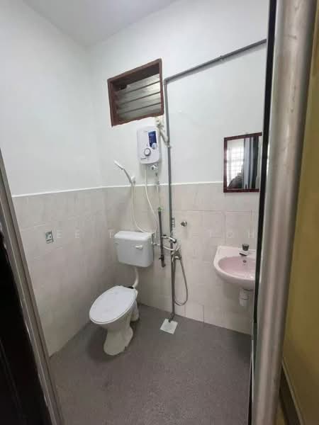 Pangsapuri untuk Dijual di Villa Krystal @ Bandar Selesa Jaya - Ee Fong Toh - Bathroom - PropertyGuru.com.my