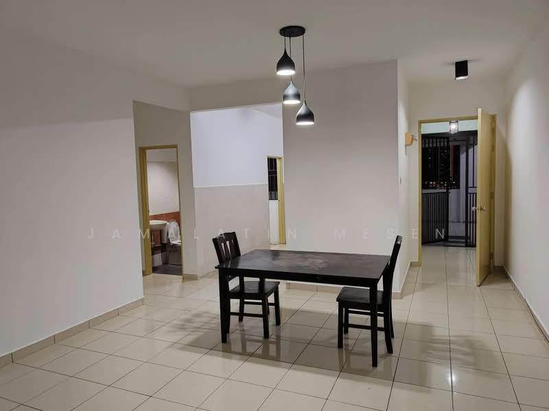 Condominium for Rent at Pearl Avenue - Jamalatin Mesen - Dining Room - PropertyGuru.com.my