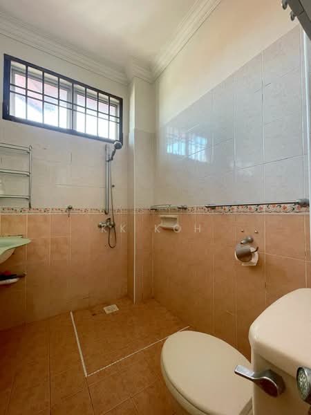 Rumah Berkembar untuk Dijual di Taman Pelangi Indah (Ulu Tiram) - KK Koh - Bathroom - PropertyGuru.com.my