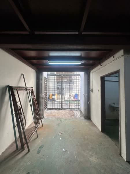 Factory for Rent in Taman Perindustrian Bukit Serdang (Seri Kembangan) - Angie Bee - Entrance - PropertyGuru.com.my