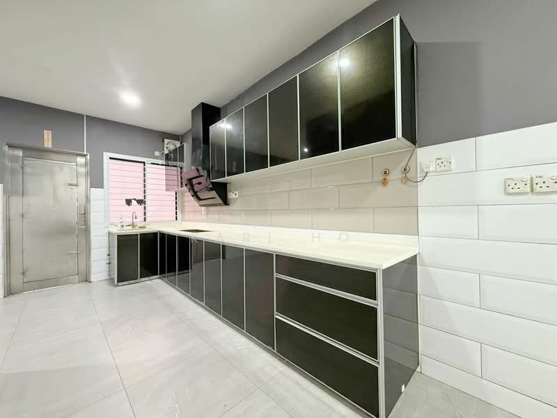 Rumah Teres 1 Tingkat untuk Disewa di Taman Putri Kulai (Kulai) - Karl Ho - Kitchen - PropertyGuru.com.my