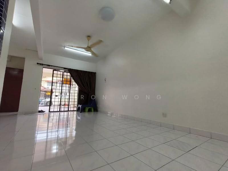 Rumah Teres untuk Dijual di Bandar Kinrara Seksyen 5 (Bandar Kinrara) - Aaron Wong - Living Room - PropertyGuru.com.my