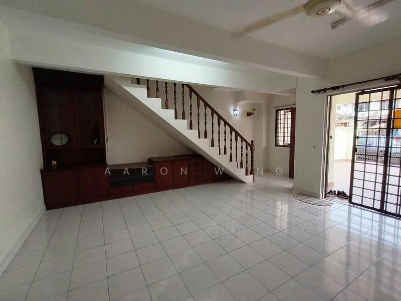 Rumah Teres untuk Dijual di Bandar Kinrara Seksyen 5 (Bandar Kinrara) - Aaron Wong - Living Room - PropertyGuru.com.my