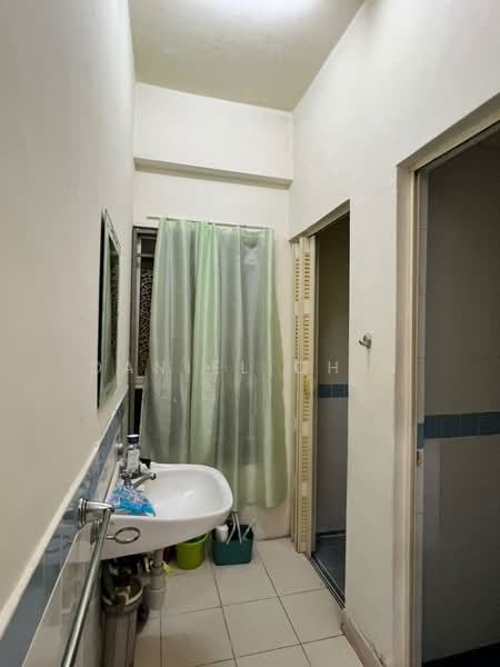 Condominium for Sale at Seri Maya Condominium - Daniel Chin - Bathroom - PropertyGuru.com.my