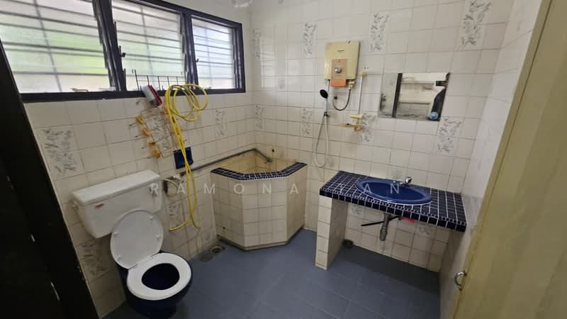 Rumah Banglo untuk Dijual di Taman Sin Hoe (Bukit Baru) - Ramona Tan - Bathroom - PropertyGuru.com.my
