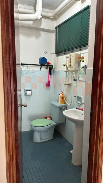 Servis Apartment untuk Dijual di Ocean View Resort - Dennix Chin - Bathroom - PropertyGuru.com.my