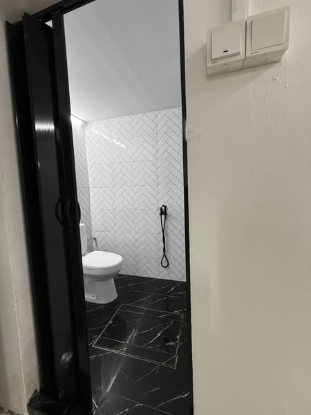 Rumah Teres untuk Disewa di Taman Greenwood (Batu Caves) - Kew . - Bathroom - PropertyGuru.com.my