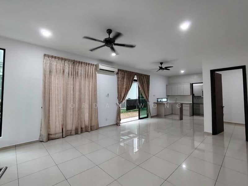 Rumah Teres 2 Tingkat untuk Disewa di Senibong (Permas Jaya) - Jordan Wong - Living Room - PropertyGuru.com.my