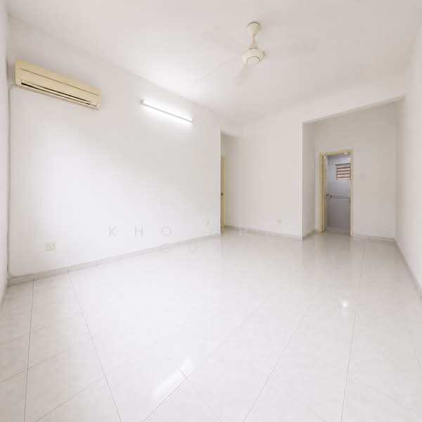 Pangsapuri untuk Dijual di Pangsapuri Sri Mekar - Kho Chng Guan - Living Room - PropertyGuru.com.my