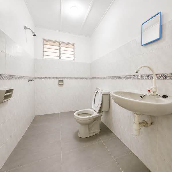 Pangsapuri untuk Dijual di Pangsapuri Sri Mekar - Kho Chng Guan - Bathroom - PropertyGuru.com.my