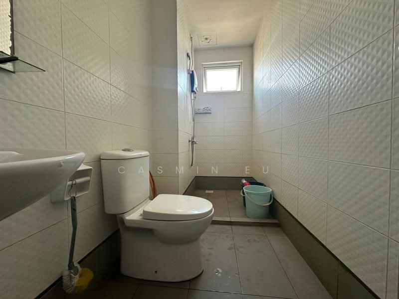 Service Residence for Sale at Seasons Amara Larkin - Casmin Eu - Bathroom - PropertyGuru.com.my