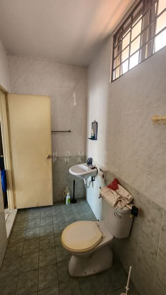 2.5-storey Terraced House for Sale in Taman Bukit Serdang (Seri Kembangan) - Homer Phang - Bathroom - PropertyGuru.com.my