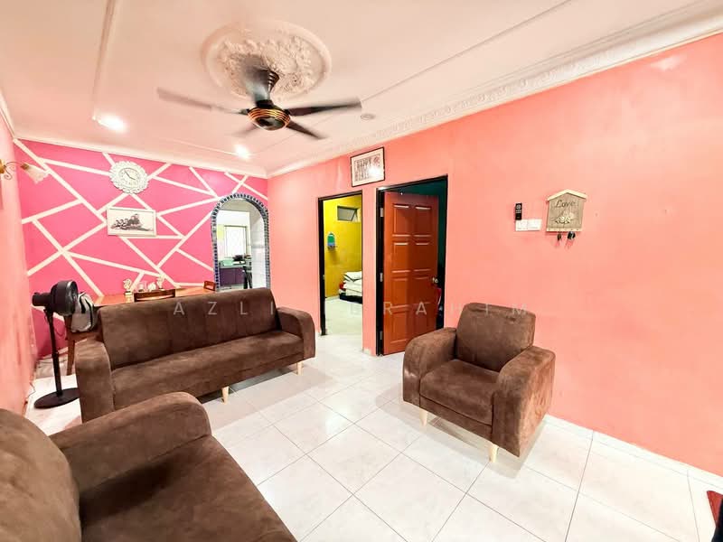 1-storey Terraced House for Sale in Taman Mawar (Bandar Kinrara) - Azli Ibrahim - Living Room - PropertyGuru.com.my