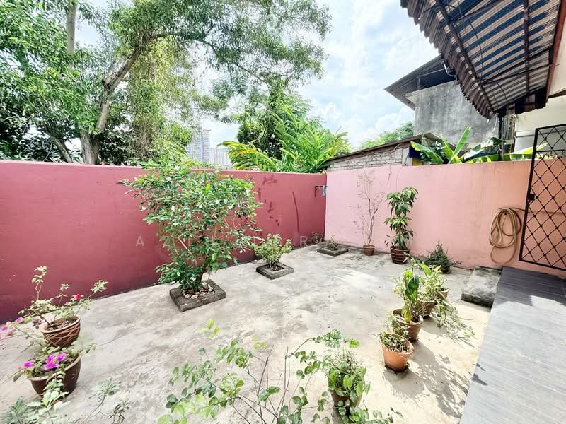1-storey Terraced House for Sale in Taman Mawar (Bandar Kinrara) - Azli Ibrahim - Garden - PropertyGuru.com.my