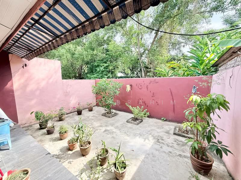 1-storey Terraced House for Sale in Taman Mawar (Bandar Kinrara) - Azli Ibrahim - Garden - PropertyGuru.com.my