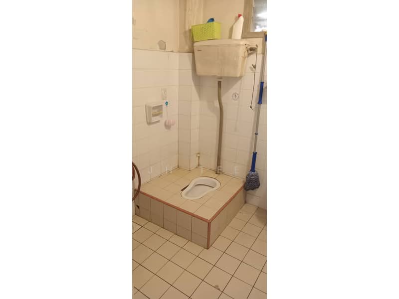 Pangsapuri untuk Dijual di Subang Perdana Goodyear Court 1 - JH Tee - Bathroom - PropertyGuru.com.my
