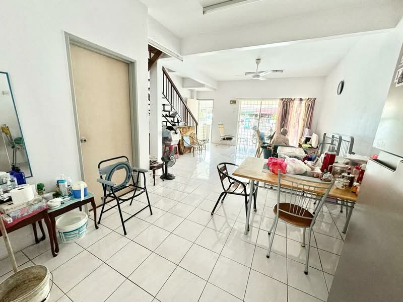Rumah Teres 2 Tingkat untuk Dijual di Taman Pinggiran Putra (Seri Kembangan) - Eldon Chong - Living Room - PropertyGuru.com.my