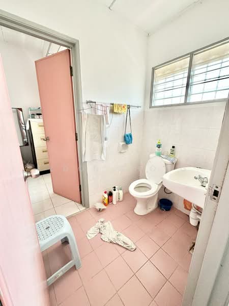 Rumah Teres 2 Tingkat untuk Dijual di Taman Pinggiran Putra (Seri Kembangan) - Eldon Chong - Bathroom - PropertyGuru.com.my