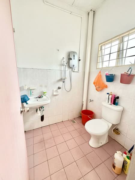 Rumah Teres 2 Tingkat untuk Dijual di Taman Pinggiran Putra (Seri Kembangan) - Eldon Chong - Bathroom - PropertyGuru.com.my