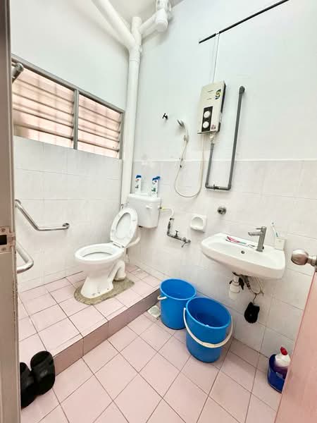 Rumah Teres 2 Tingkat untuk Dijual di Taman Pinggiran Putra (Seri Kembangan) - Eldon Chong - Bathroom - PropertyGuru.com.my