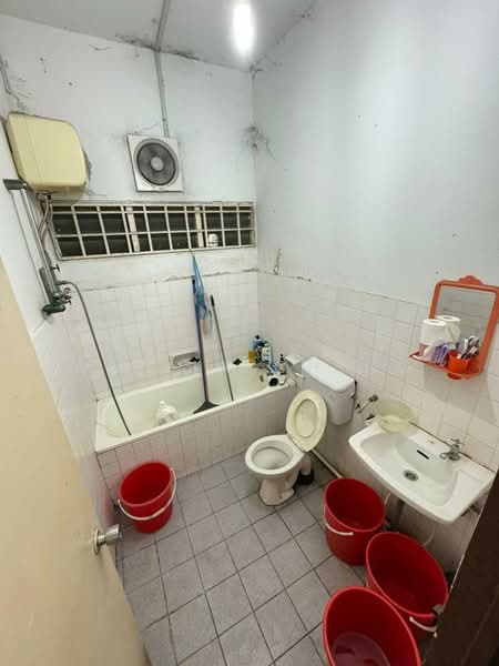 Semi-Detached House for Sale in Taman Pelangi (Johor Bahru) - Olivia Ching - Bathroom - PropertyGuru.com.my
