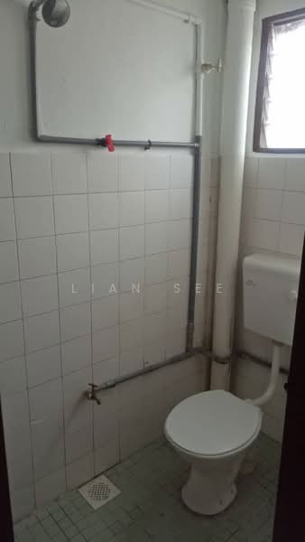 Rumah Flat untuk Disewa di Taman Seri Berembang - Lian See - Bathroom - PropertyGuru.com.my