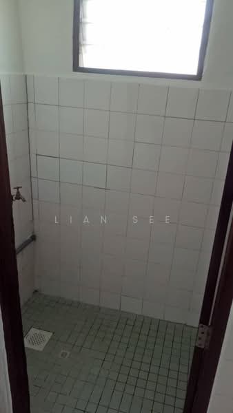 Rumah Flat untuk Disewa di Taman Seri Berembang - Lian See - Bathroom - PropertyGuru.com.my