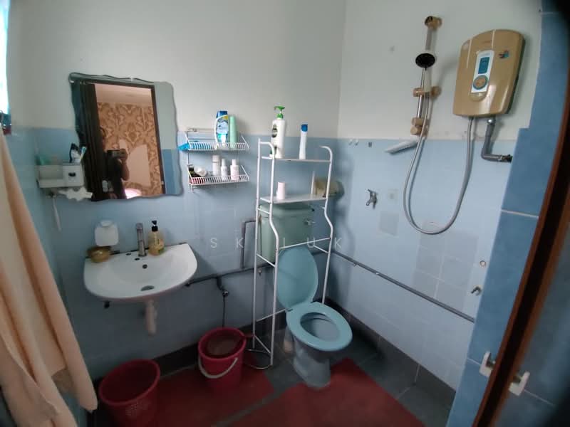 2-storey Terraced House for Sale in Taman Bukit Rawang Jaya (Rawang) - SK Luk - Bathroom - PropertyGuru.com.my