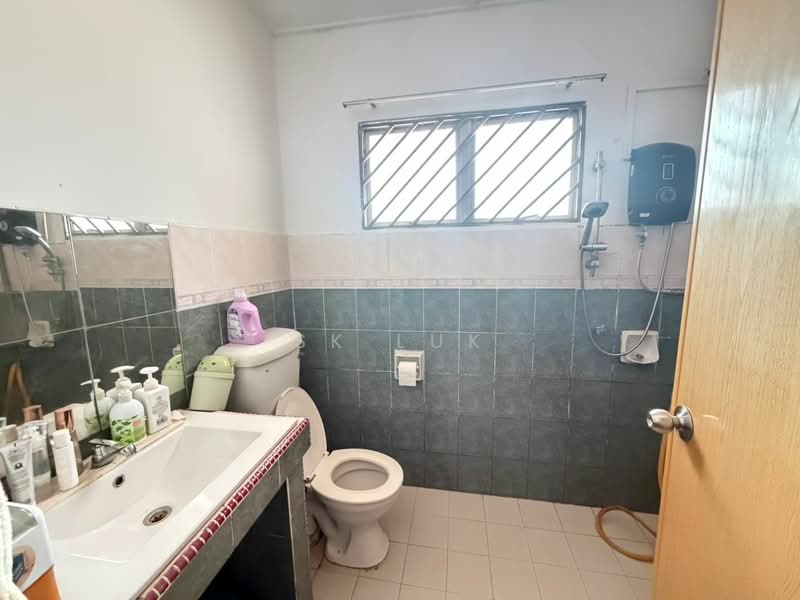 2-storey Terraced House for Sale in Bandar Country Homes (Rawang) - SK Luk - Bathroom - PropertyGuru.com.my