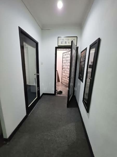 Shop / Office for Sale in Seksyen 13 (Shah Alam) - Natasha Shadan - Corridor - PropertyGuru.com.my