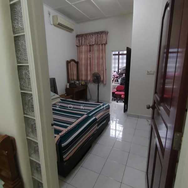 1-storey Terraced House for Sale in Taman Molek (Johor Bahru) - Kok Hui - Bedroom - PropertyGuru.com.my