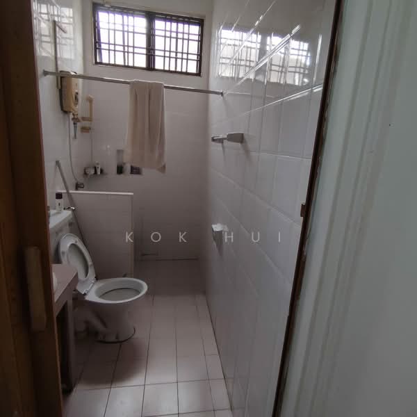 1-storey Terraced House for Sale in Taman Molek (Johor Bahru) - Kok Hui - Bathroom - PropertyGuru.com.my